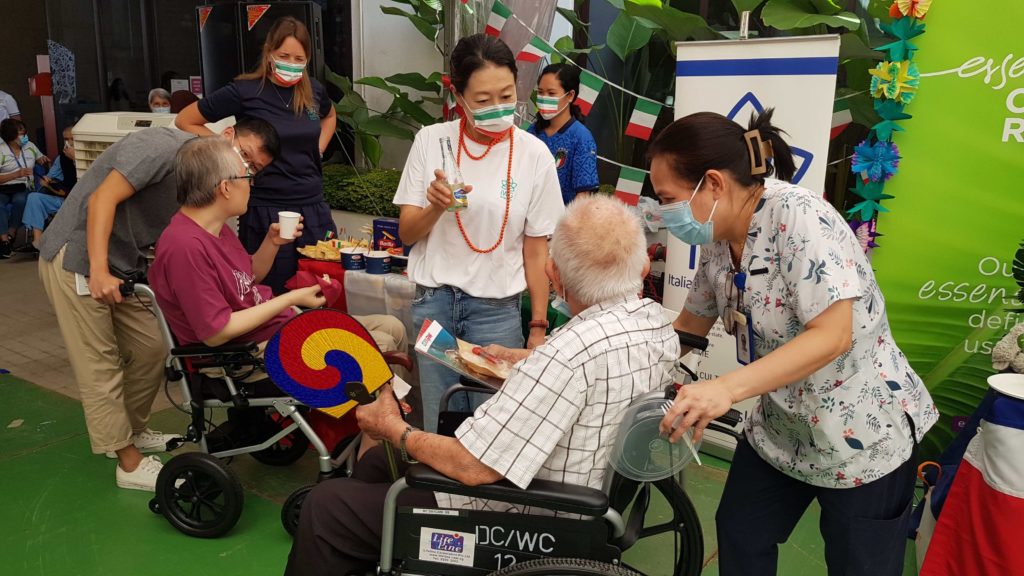 a woman explained some product to a men in a wheelchair 