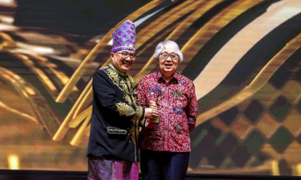 Professor Tommy Koh Receives Adinata Award from Indonesian Embassy